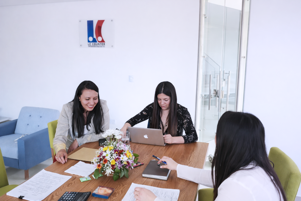 Reunión de trabajo en oficina moderna